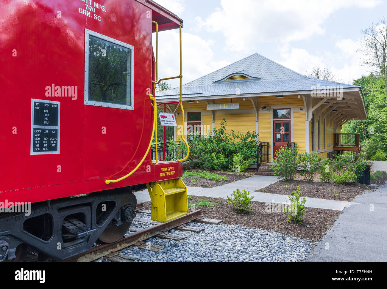 Erwin, TN, USA -4/28/19: Das Museum in der alten Chuckey Zugdepot steht in Rowe Park, zusammen mit einem roten caboose. Stockfoto