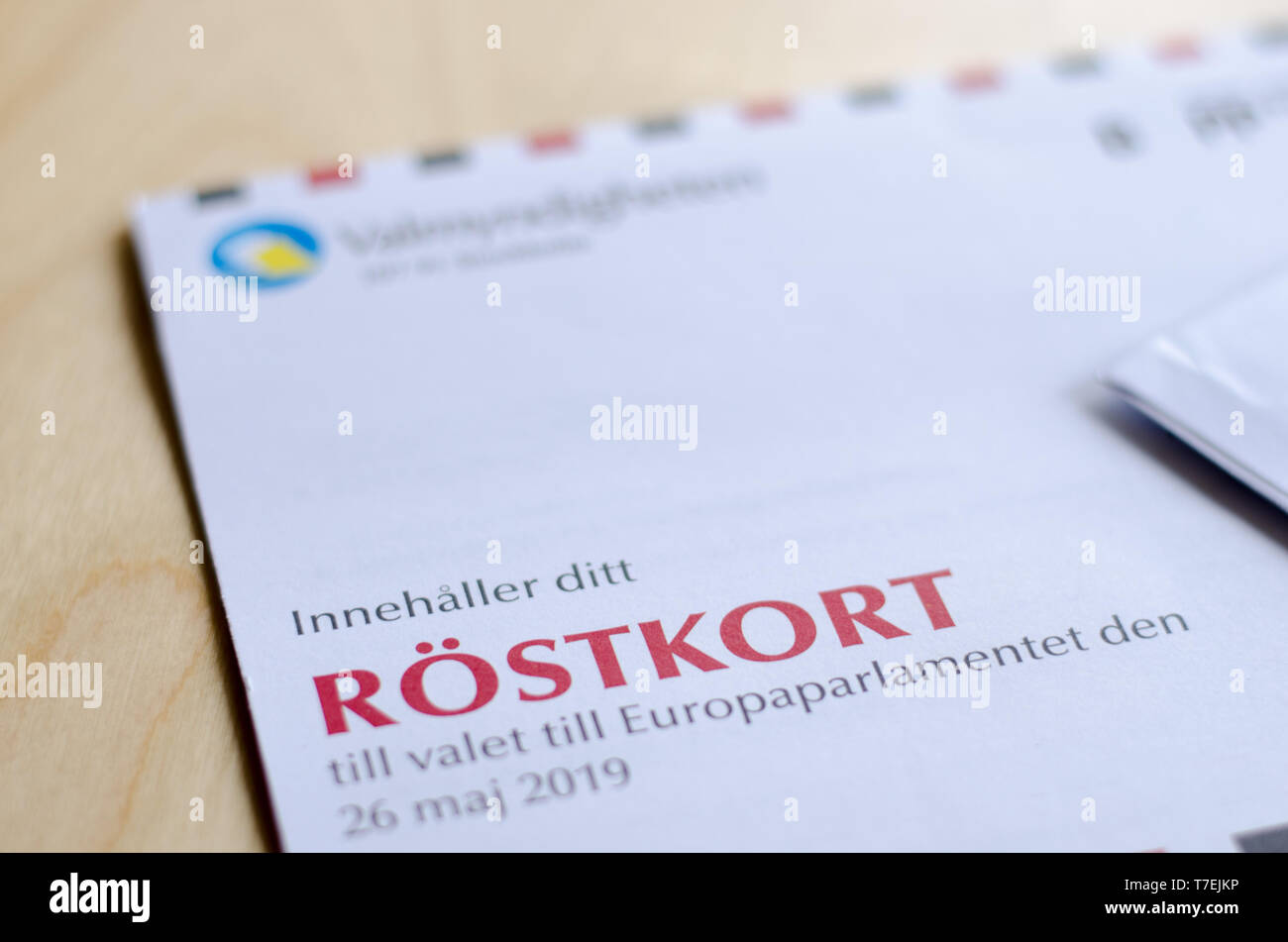 Stockholm, Schweden, 6. Mai 2019. Eine Stimmkarte für den schwedischen Wahlen zum Europäischen Parlament auf dem Holztisch lag. Stockfoto