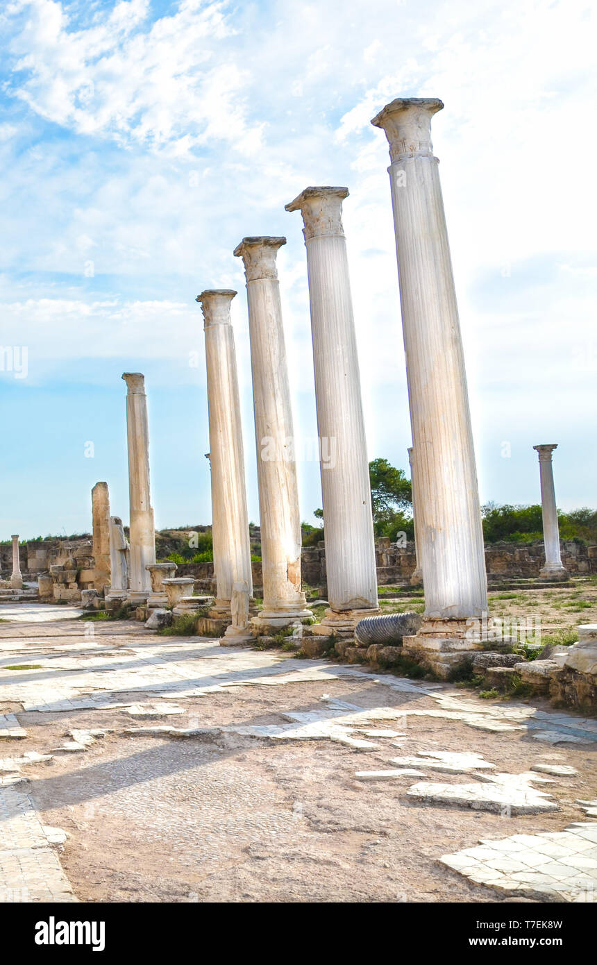 Schöne vertikale Bild der Weißen antiken Säulen, die zu den Ruinen von Salamis Komplex im türkischen Nordzypern. Stockfoto