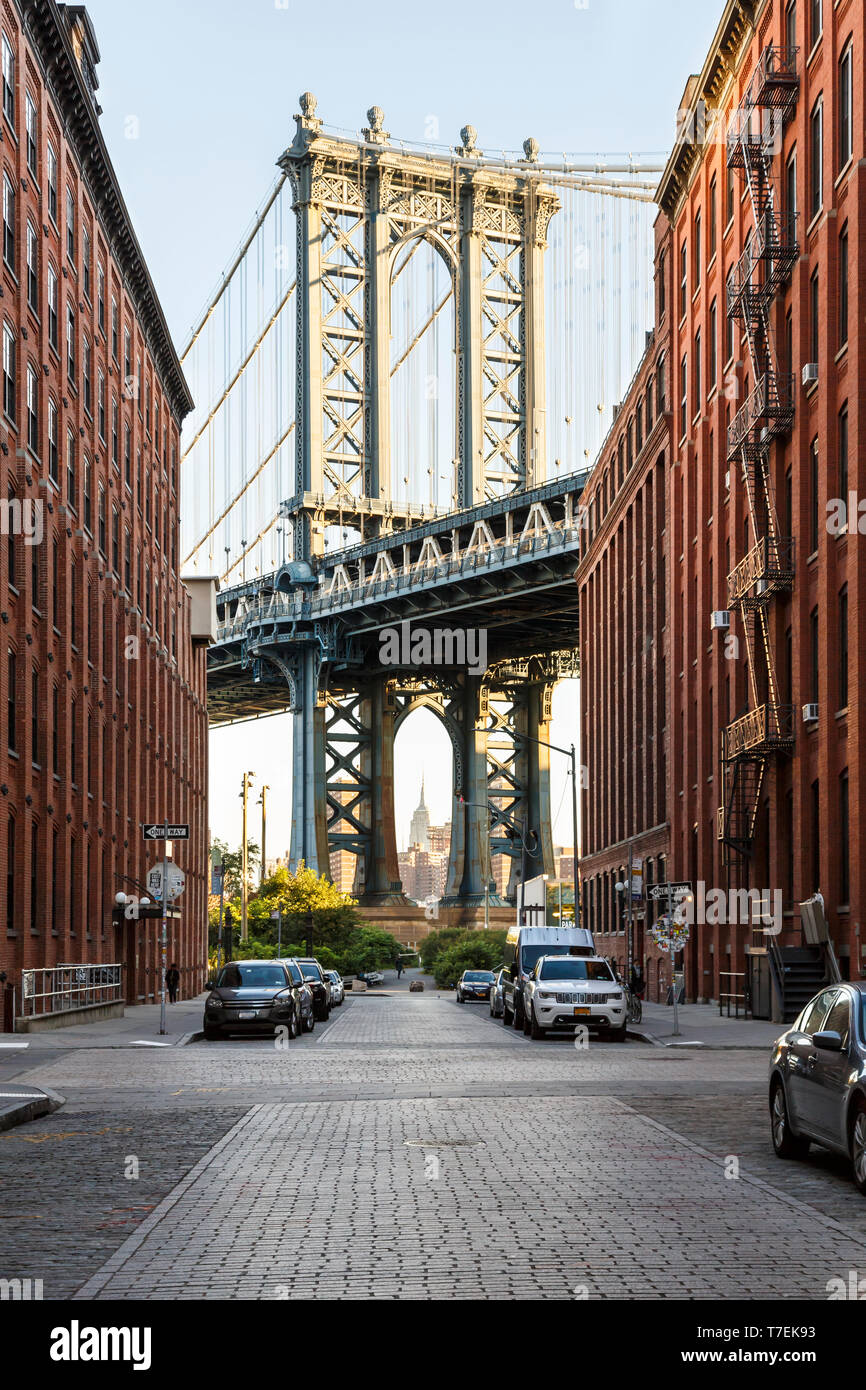 Brooklyn, NY historischen DUMBO Nachbarschaft Straße Szene mit Blick auf die Manhattan Bridge und das Empire State Gebäude Stockfoto