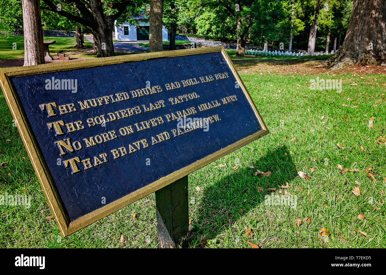 Die Silo National Cemetery enthält ein Zitat aus "Das biwak der Toten" von Theodore O'Hara in Silo National Military Park in Silo, Tennessee. Stockfoto