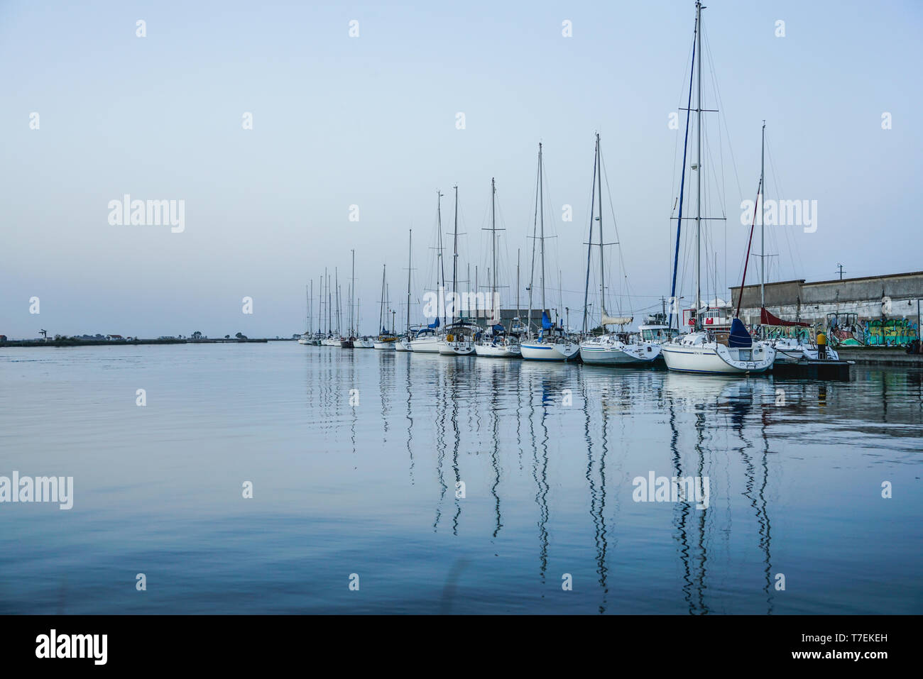 Aveiro, Portugal - Februar 2019: Blick auf den Yachthafen da Antiga Lota, mit angedockten Segelboote und Yachten. Stockfoto