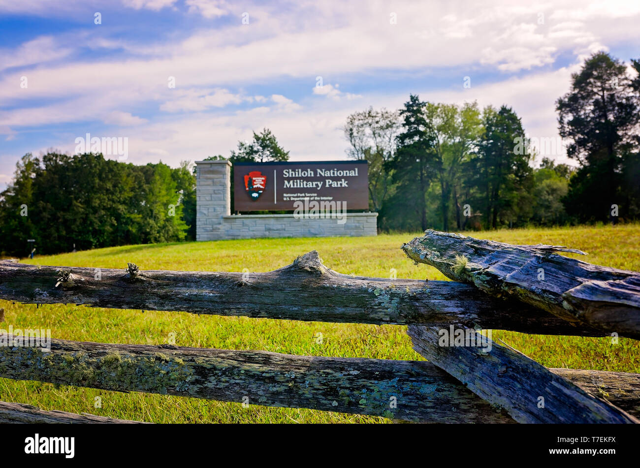 Die Silo National Military Park Eingang verfügt über ein Zeichen und eine zig-zag split Schiene Zaun, Sept. 21, 2016, Silo, Tennessee. Der Park erinnert an Stockfoto