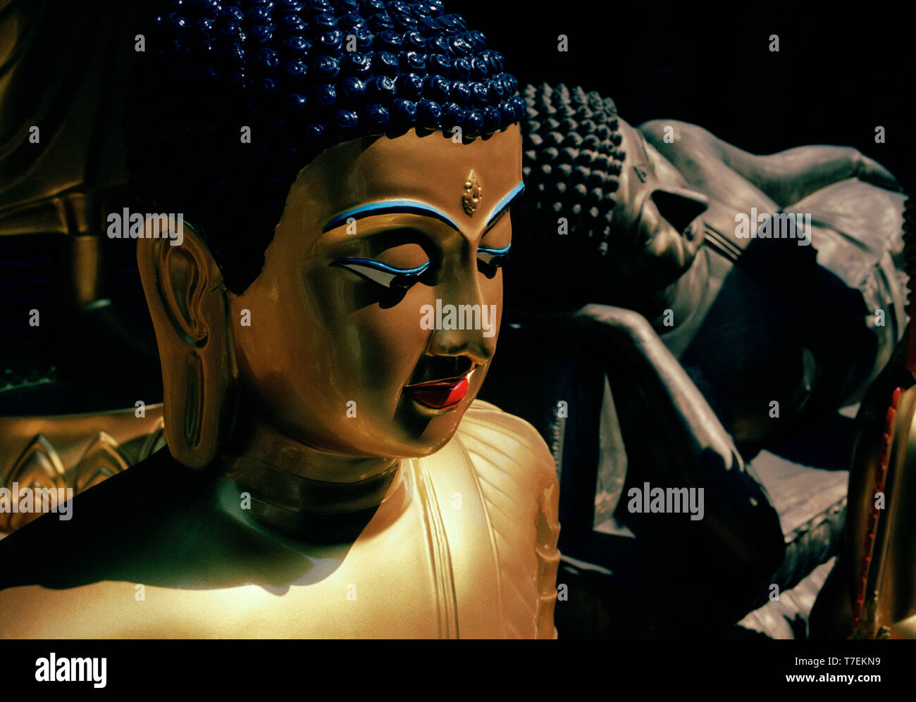 Buddha Statuen in Bamrung Muang Road in Bangkok, Thailand in Südostasien im Fernen Osten. Buddhismus Buddhistische Religion Spiritualität Stockfoto