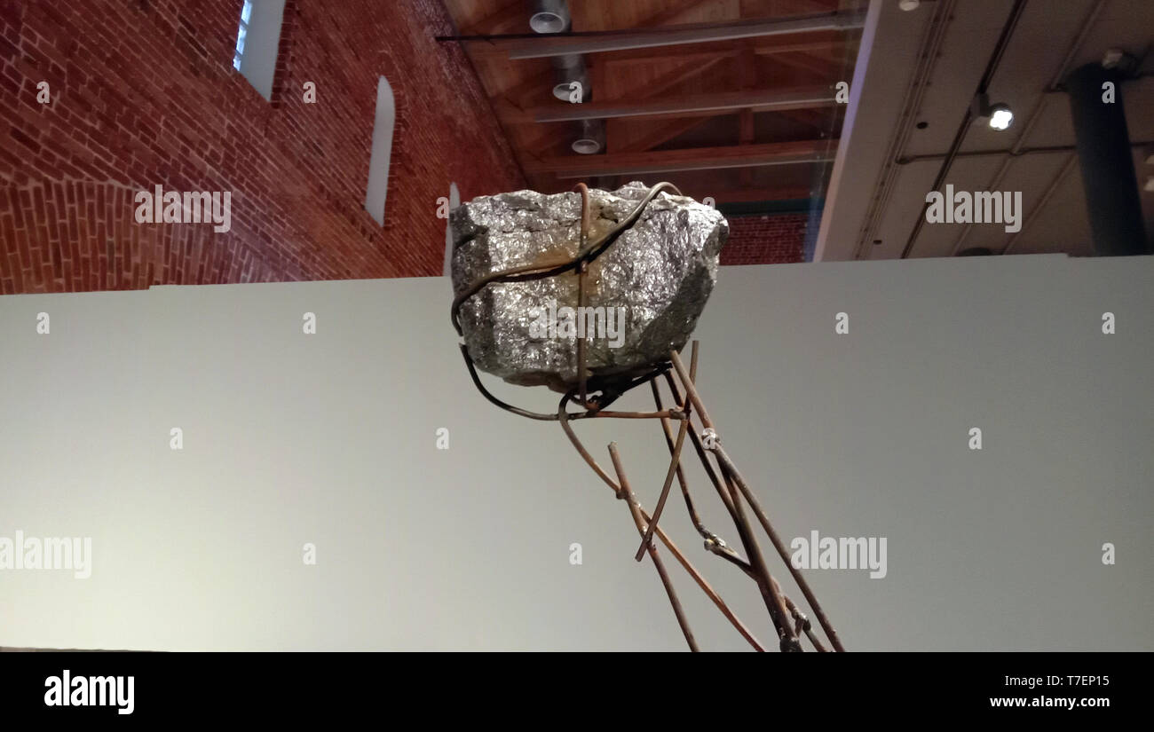 Eine große Pyrit aus Stein in der Form eines Tieres Kopf auf einem Ausschnitt von eisenstangen. Teil der Exposition. Perm. Russland. Stockfoto