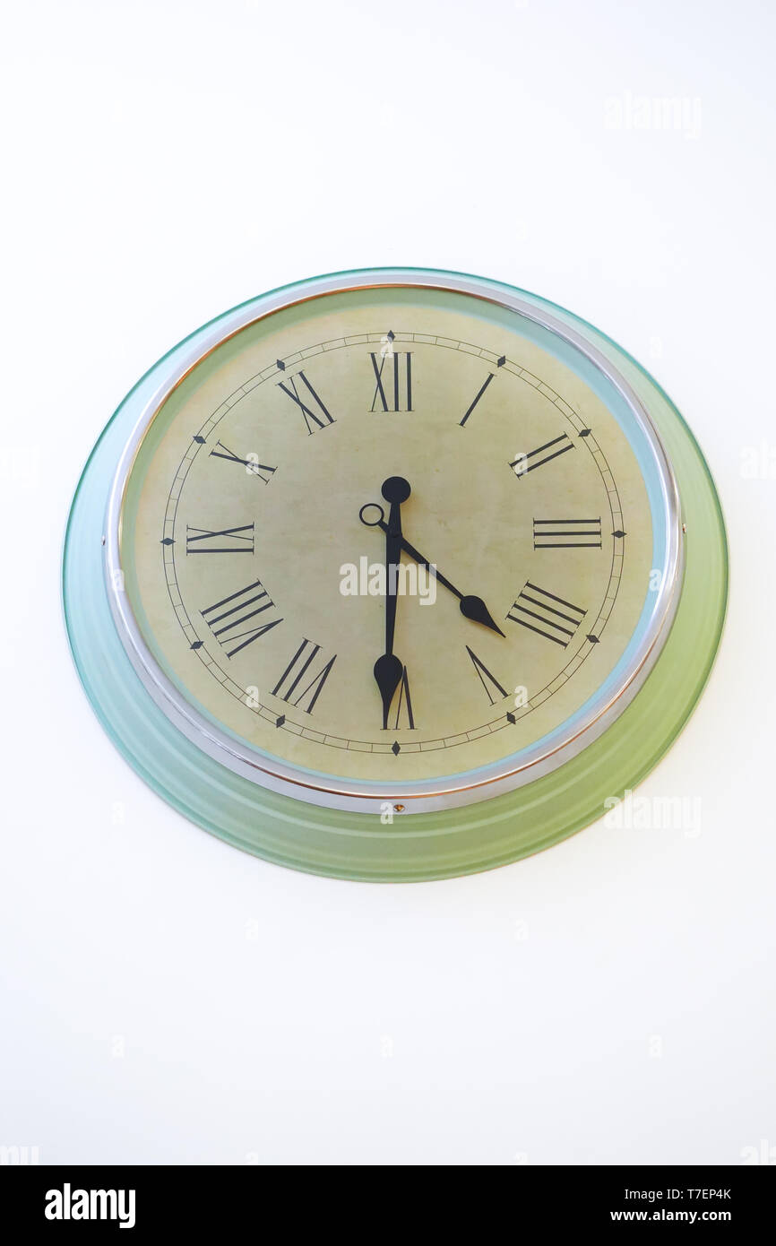 Licht grüne Uhr Römische retro Style. Römisch-arabischen Zahl. Stockfoto