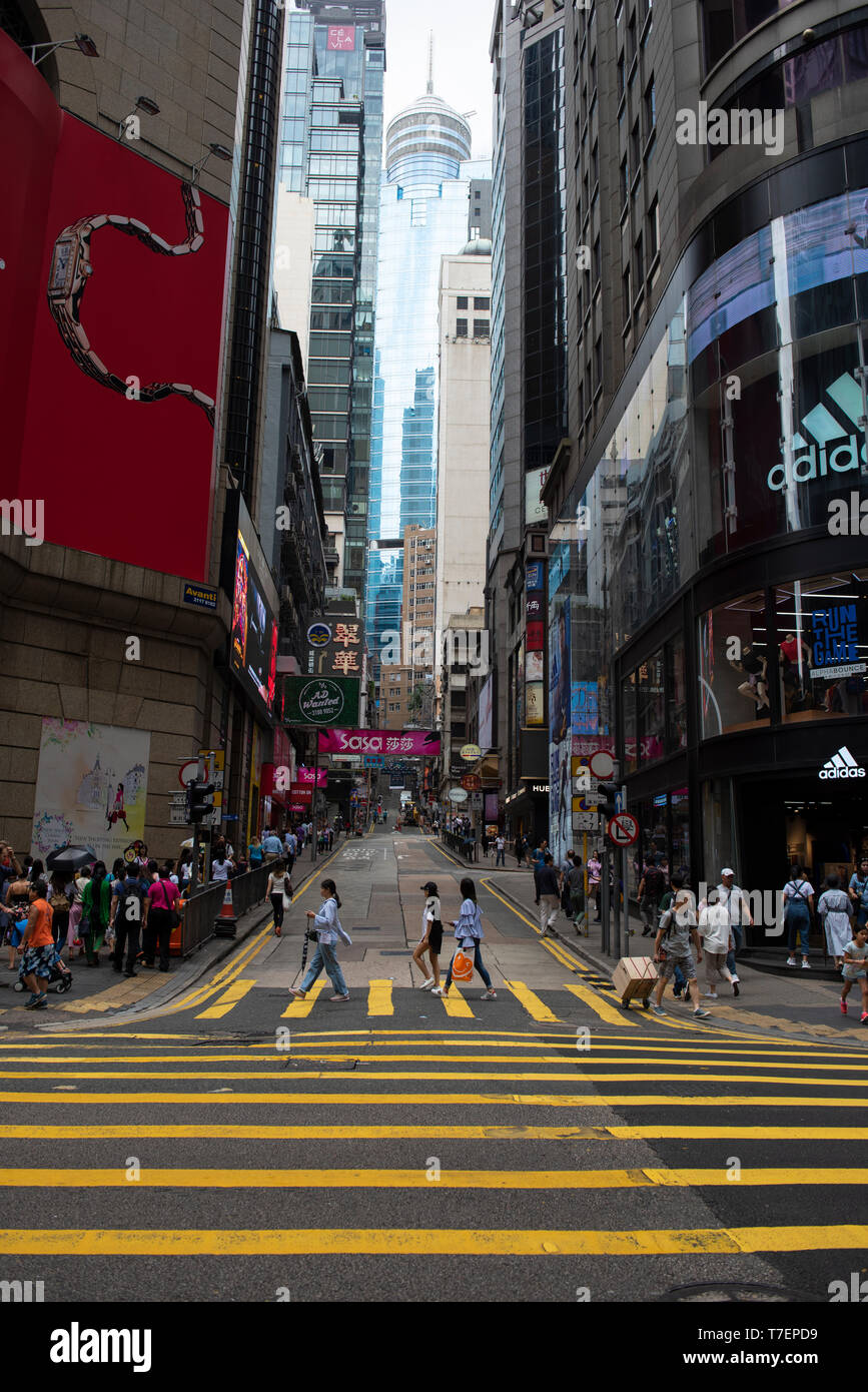 Hong Kong Straße im Zentrum mit Zebrastreifen Stockfoto
