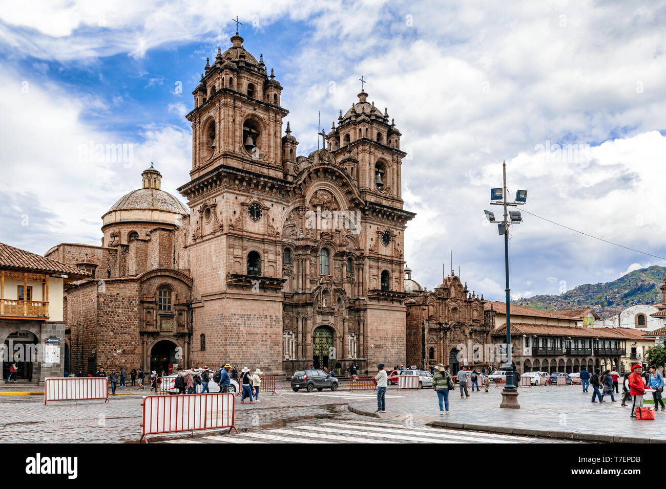 Cusco, Peru - April 2, 2019: Leute, die Kathedrale und der Tempel der Gesellschaft Jesu auf der Plaza de Armas im Zentrum der Stadt Cusco, Peru. Stockfoto