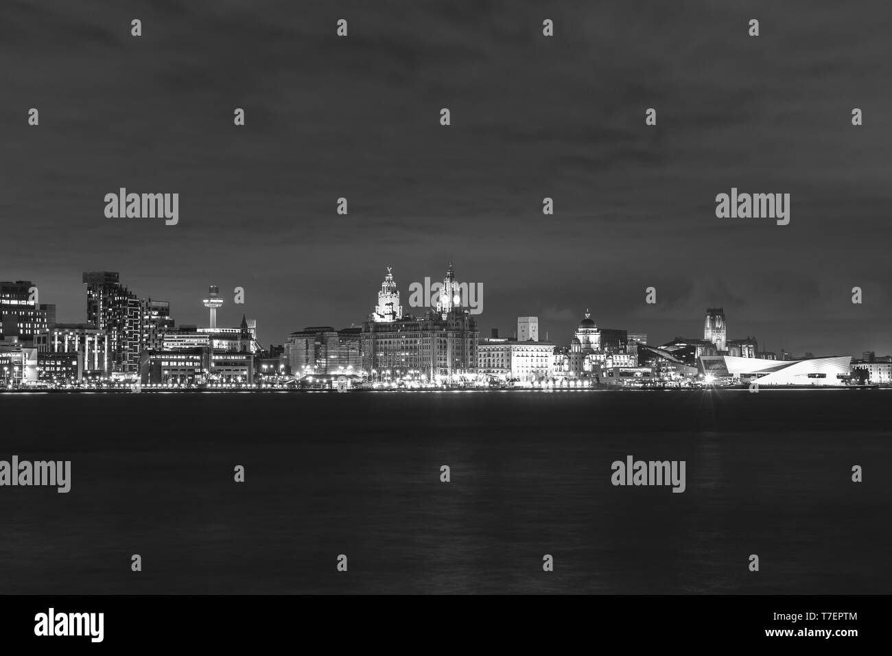 Liverpool in der Nacht vom Wirrel genommen. Die beiden Kathedralen und die Drei Grazien können alle aus der Sicht gesehen werden. Stockfoto