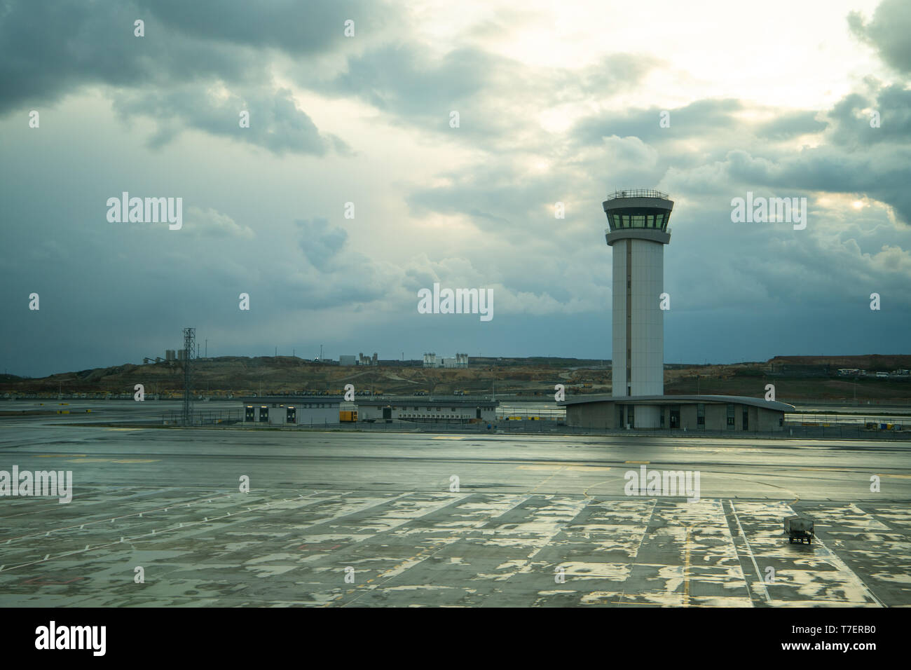 Airport Tower nach dem Regen in Istanbul airport terminal Controller Stockfoto