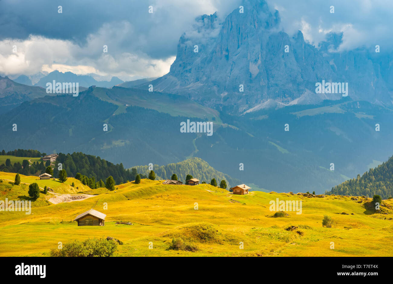 Straßen und Häuser, grüne Felder, Dolomiten, geislergruppe Puezgruppe, Italien Stockfoto