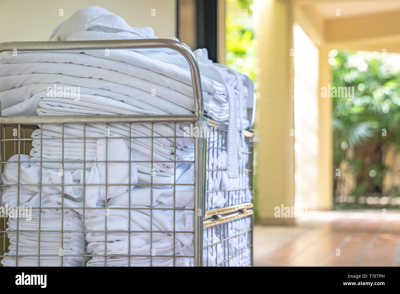 Hotel Zimmermädchen trolley Parkplatz vor dem Zimmer mit sauberen Handtüchern und Bademänteln bereit zu ändern und die Zimmer. Stockfoto