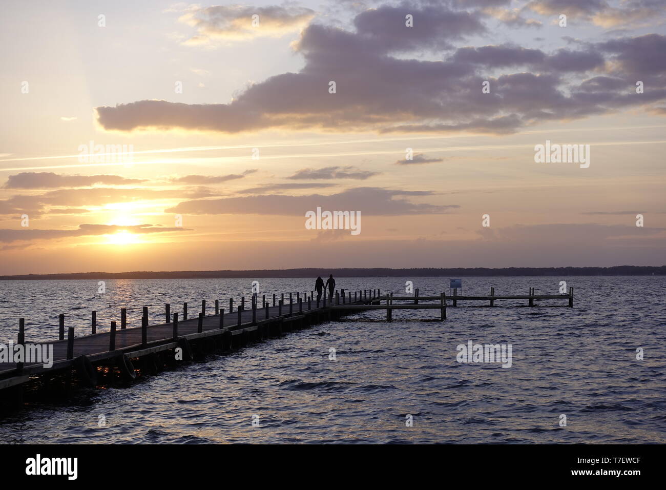 Paar Auf Holzernen Steg Bei Sonnenaufgang Steinhuder Meer