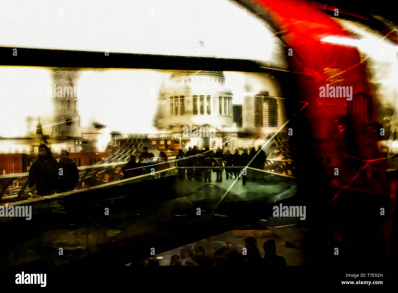 Montage von London mit Blick durch ein Fenster einer U-Bahn, während die Menschen über die Millennium Bridge in Richtung St. Paul's Cathedral laufen Stockfoto