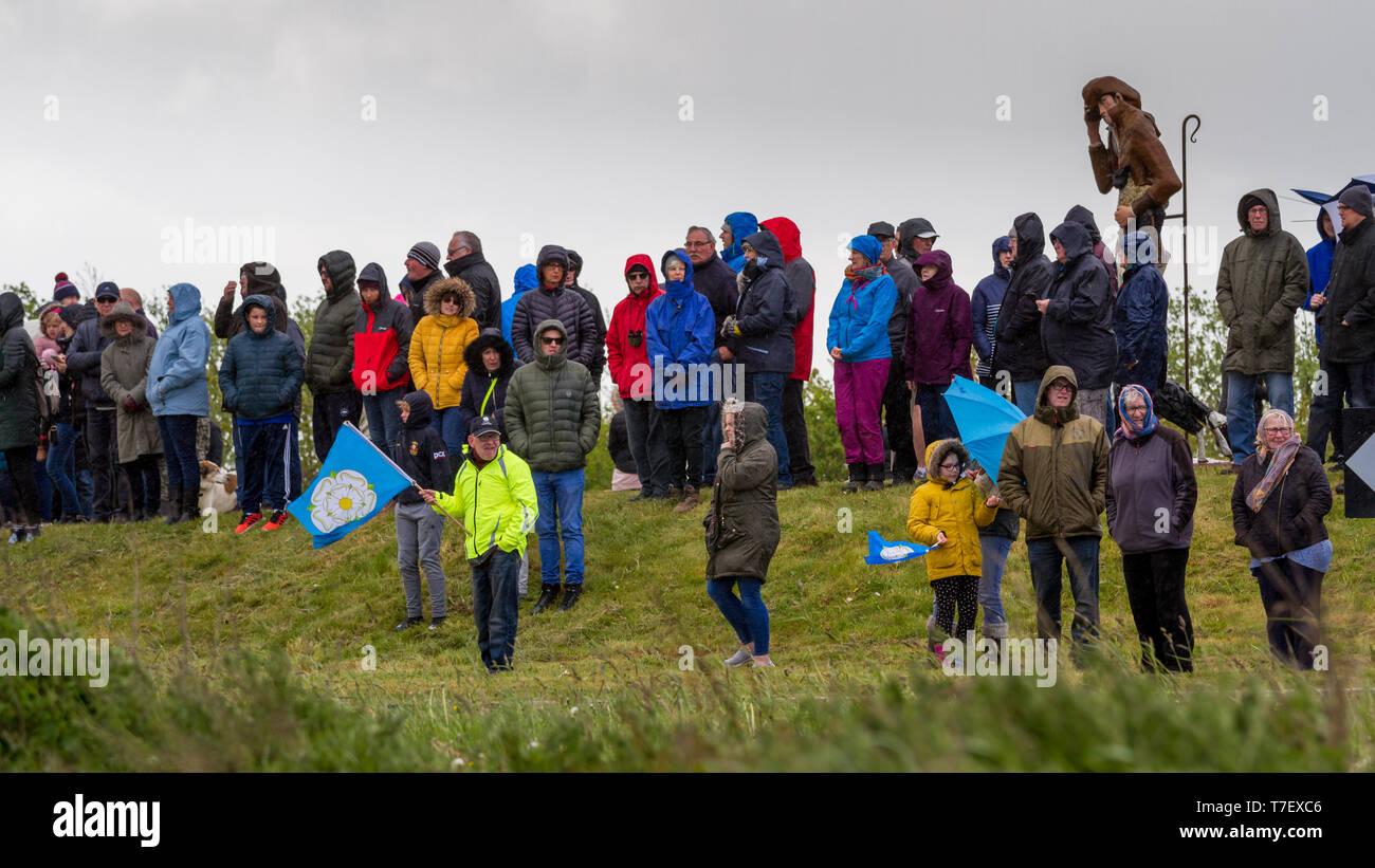 Uk Sport: Tour de Yorkshire 2019. Zuschauer kommen in Kraft, was auch immer das Wetter in Yorkshire auf die Fahrer anzufeuern. Stockfoto