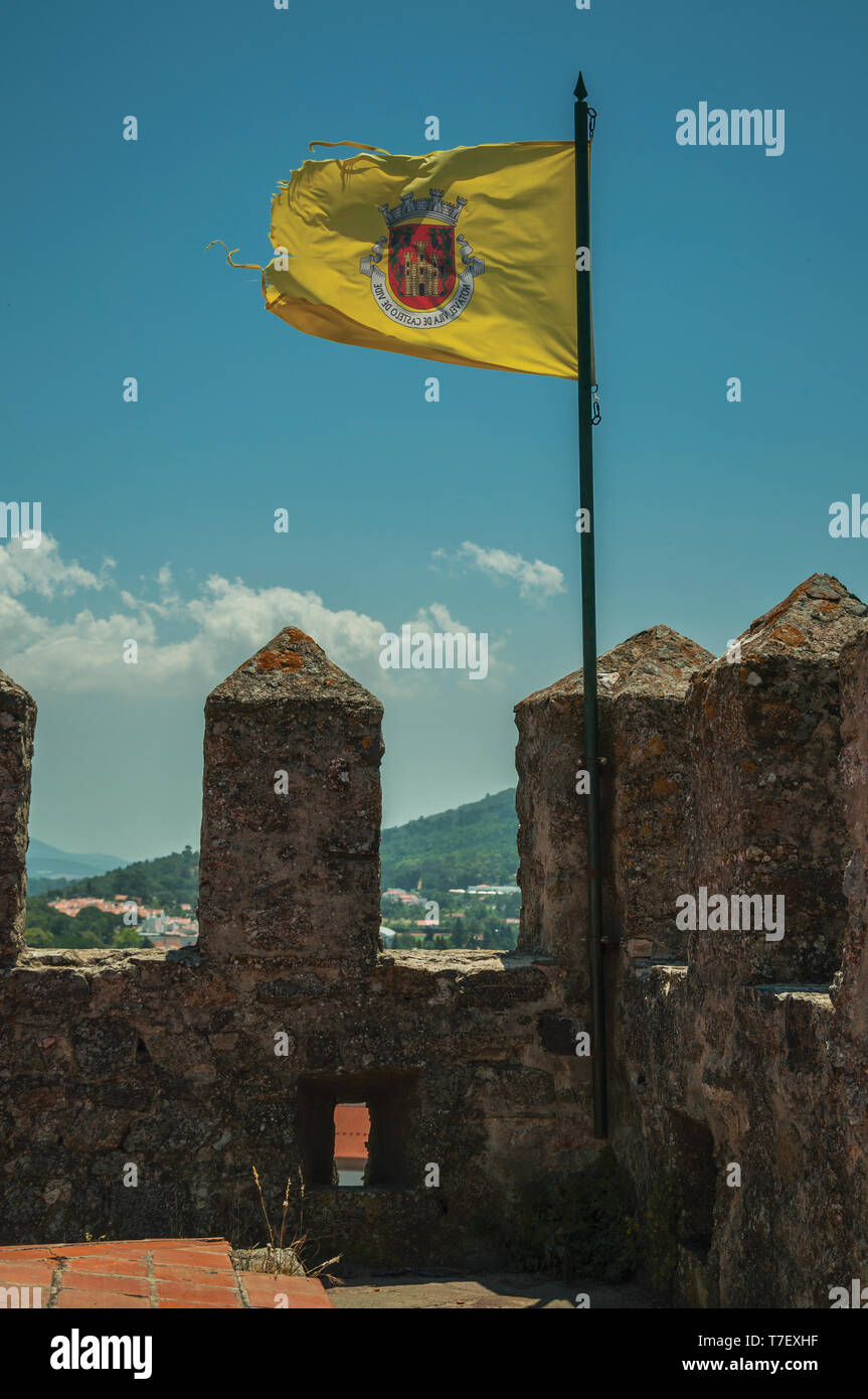 Flagge mit dem Wappen der Stadt in der Wind am Castelo de Vide flattern. Schöne Stadt mit mittelalterlichen Burg an den Portugal Ostgrenze. Stockfoto