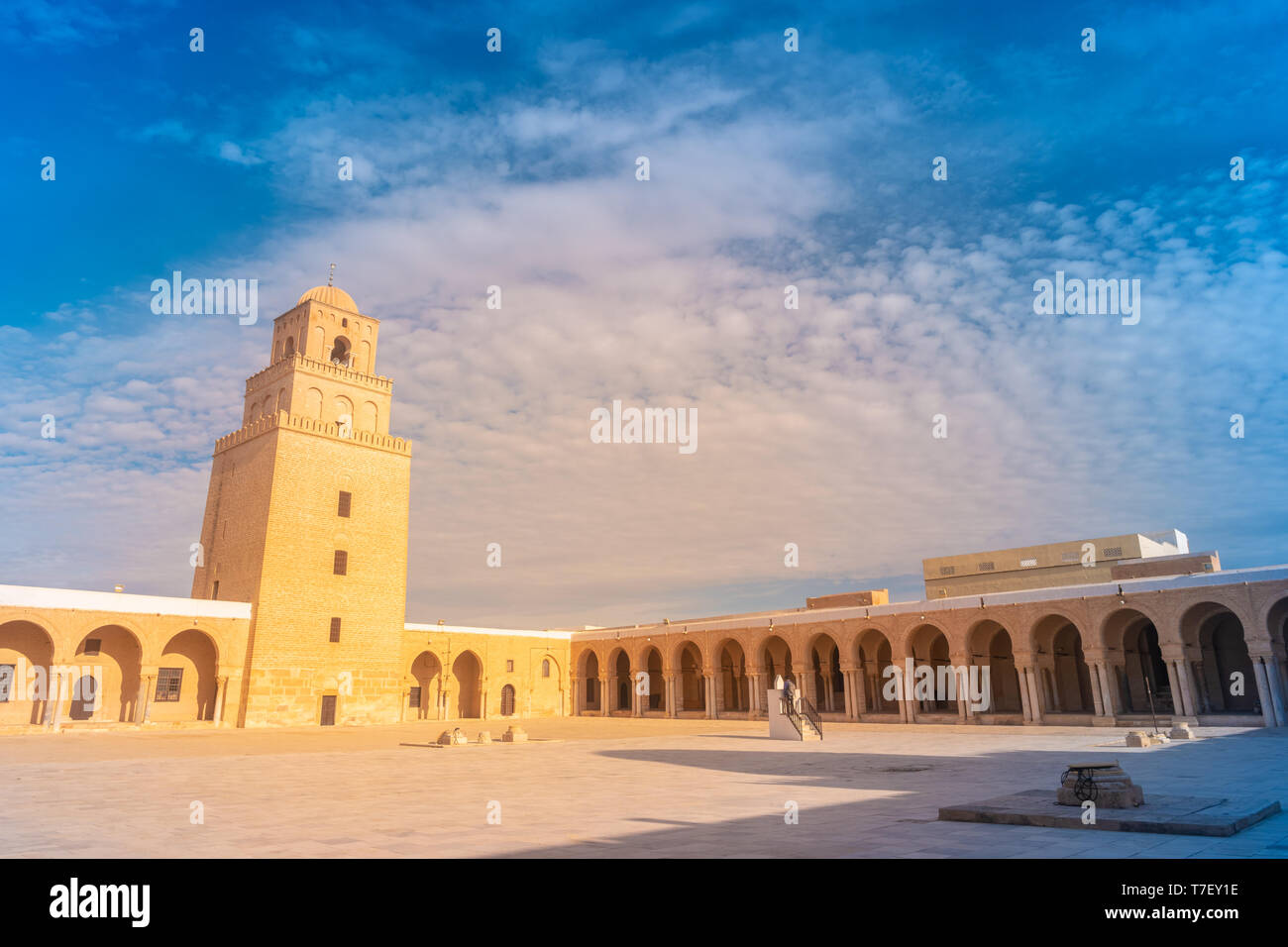 Alte Moschee in Kairouan in der Wüste Sahara, Tunesien, Südafrika. Ein wichtiges Ziel in Tunesien und Nordafrika. Stockfoto