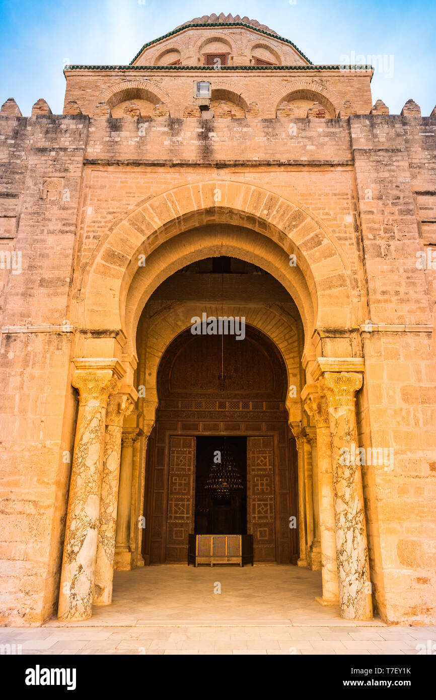 Alte Moschee in Kairouan in der Wüste Sahara, Tunesien, Südafrika. Ein wichtiges Ziel in Tunesien und Nordafrika. Stockfoto