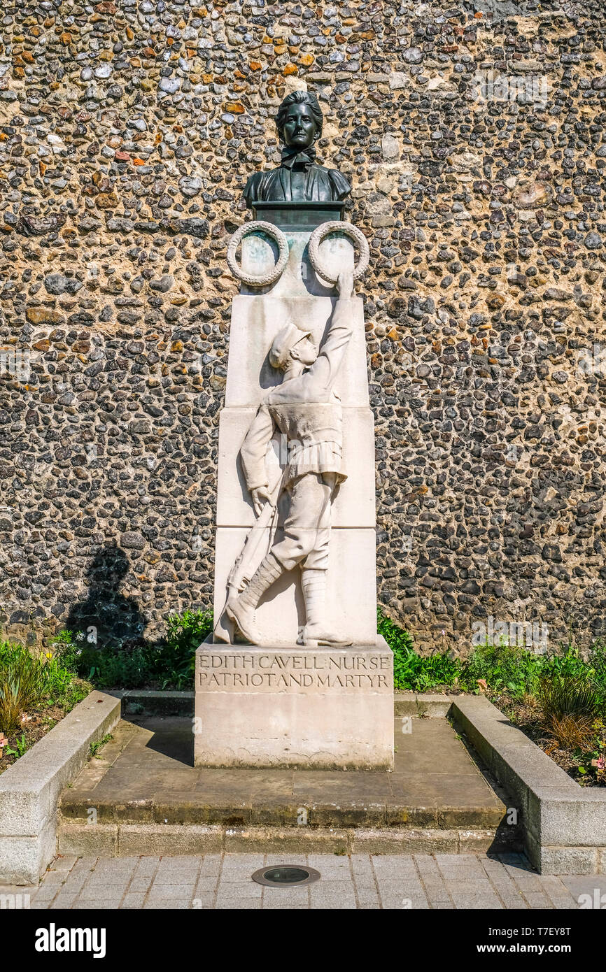 Statue der Krankenschwester Edith Cavell außerhalb der Kathedrale von Norwich, Norwich, Norfolk, Großbritannien. Stockfoto