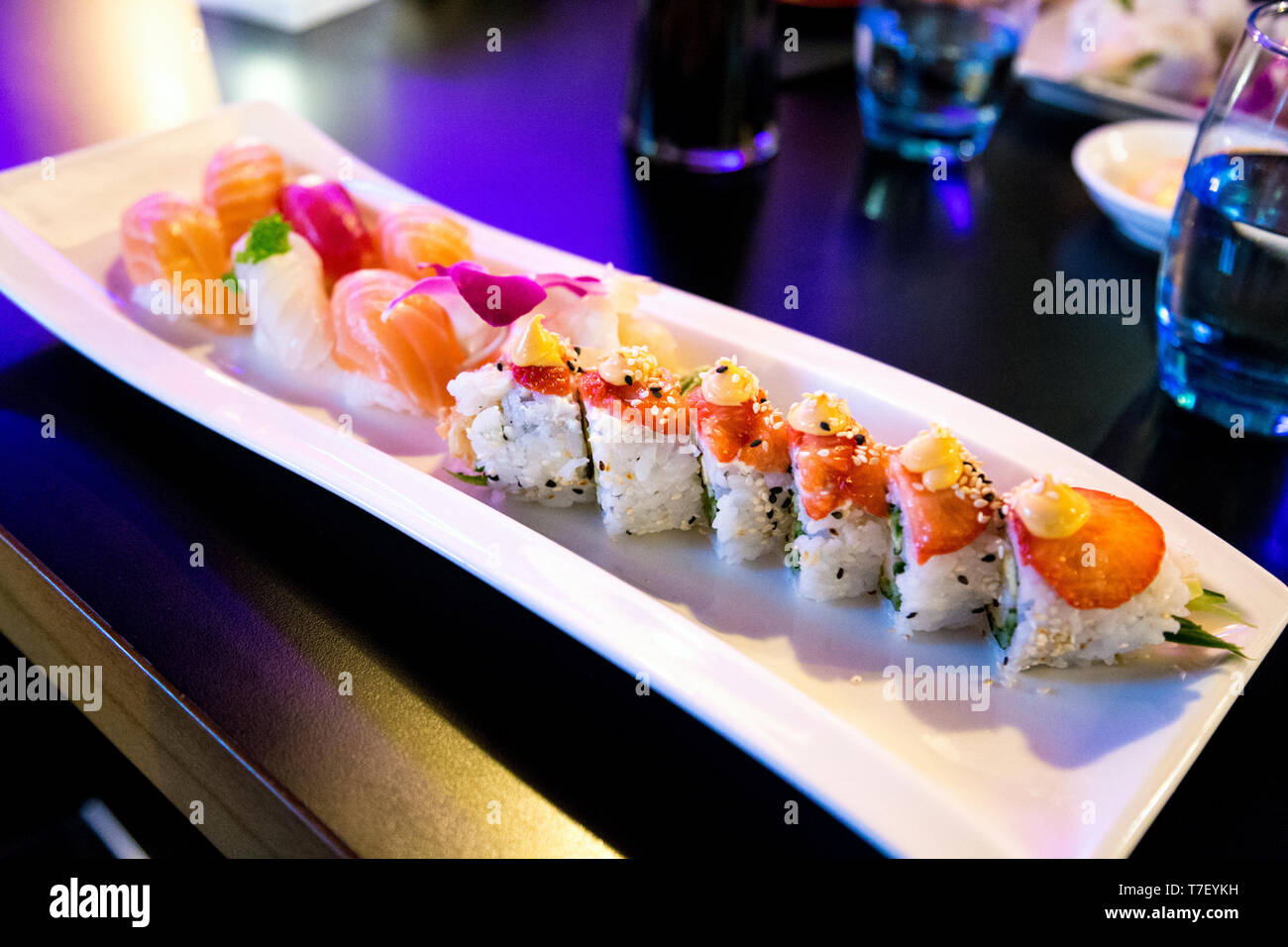 Japanischen maki Rolle mit Erdbeere am oberen Cyclo Spisebar, Bergen, Norwegen Stockfoto