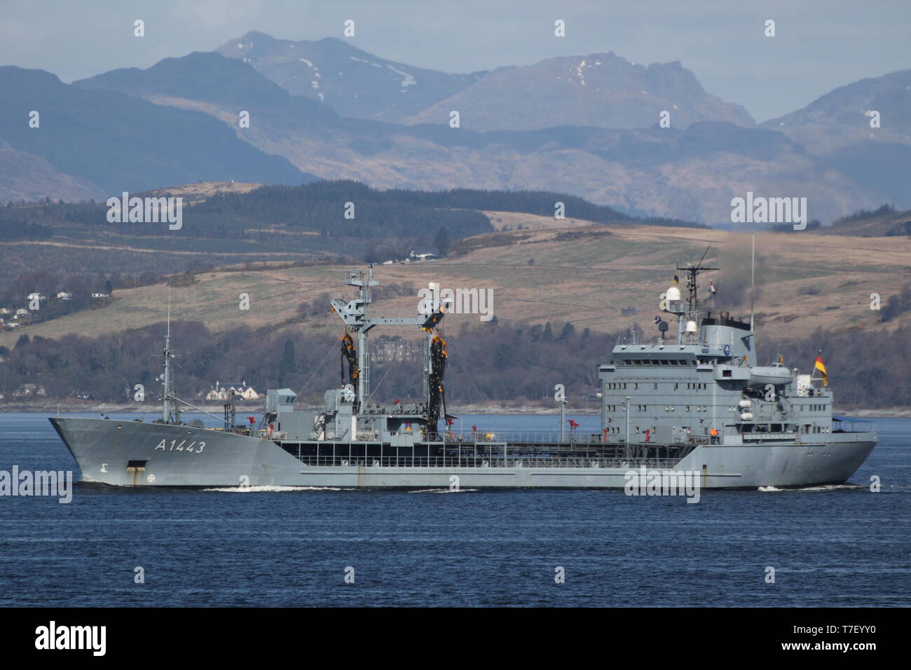FGS Rhön (1443), ein Rhön-Klasse (oder Typ 704 A) Tanker durch die ...