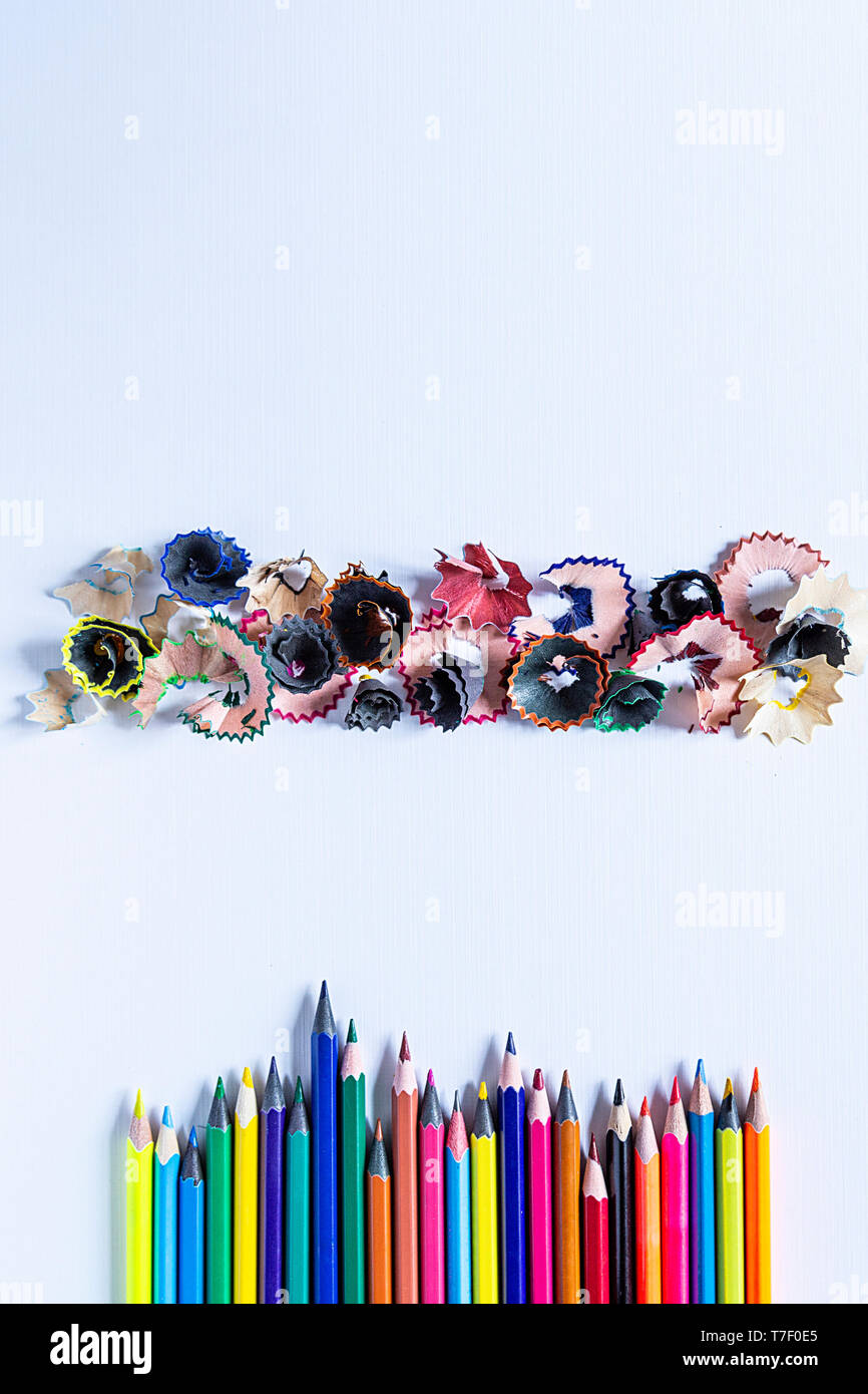 Buntstifte und Müll auf dem weißen Papier Hintergrund. Freier Speicherplatz Stockfoto