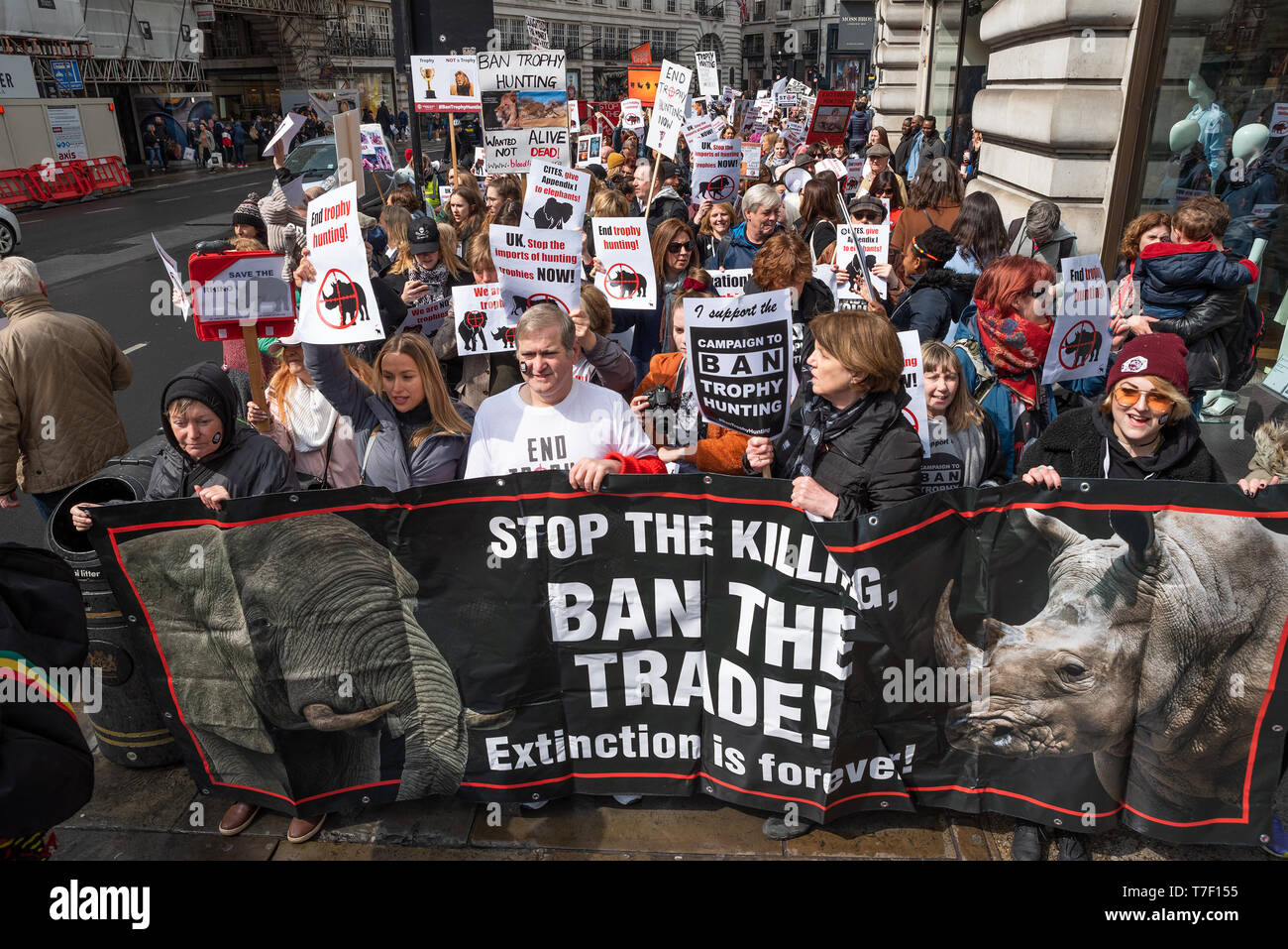 Der London März gegen die Trophäenjagd und Aussterben erfaßt am Cavendish Square und marschierten durch die Londoner Downing Street. Stockfoto