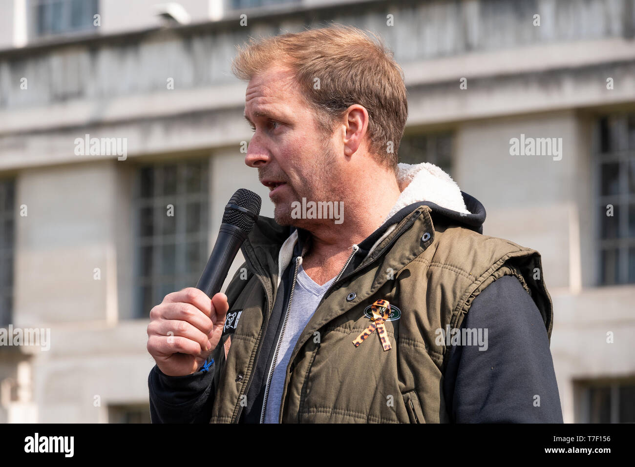 Dan Richardson, Compere, Schauspieler, Botschafter für Frei, am London März gegen die Trophäenjagd und Aussterben gegenüber Downing Street, London. Stockfoto