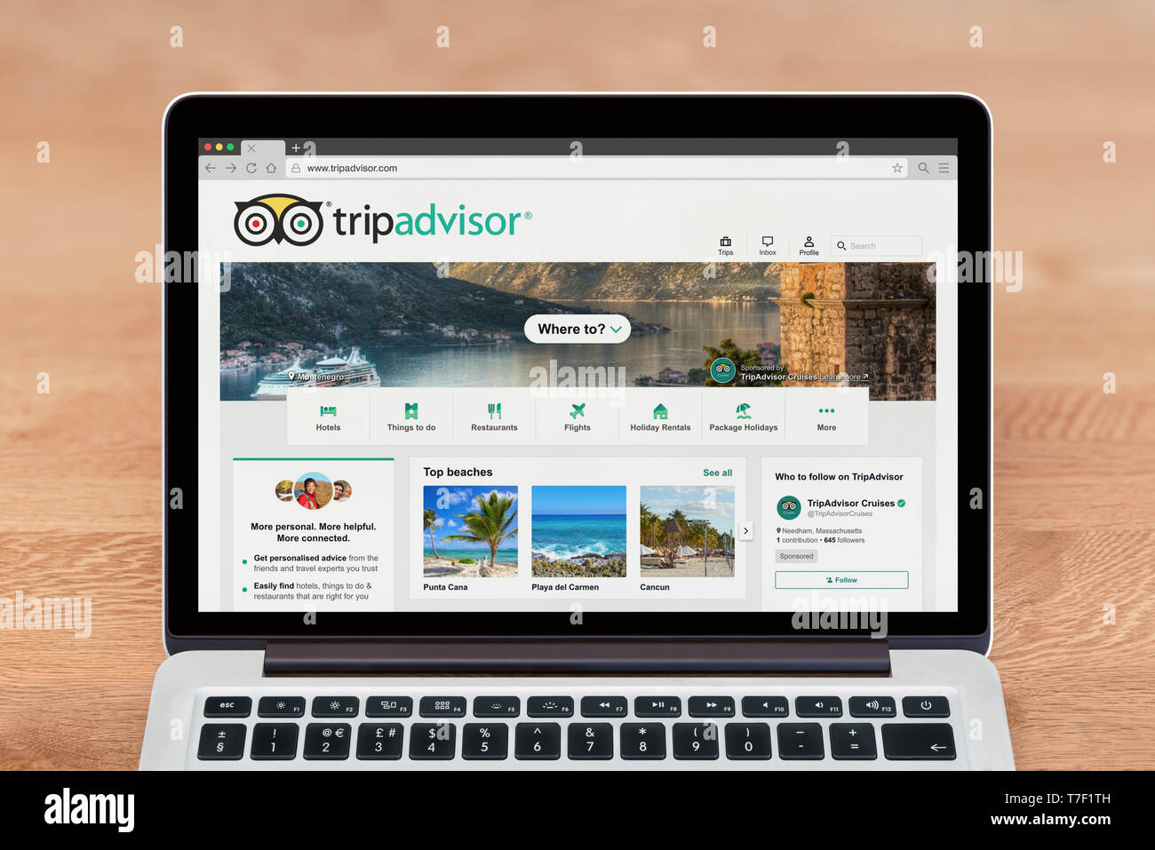 Ein Apple Macbook zeigt die TripAdvisor Website (nur redaktionelle Nutzung). Stockfoto