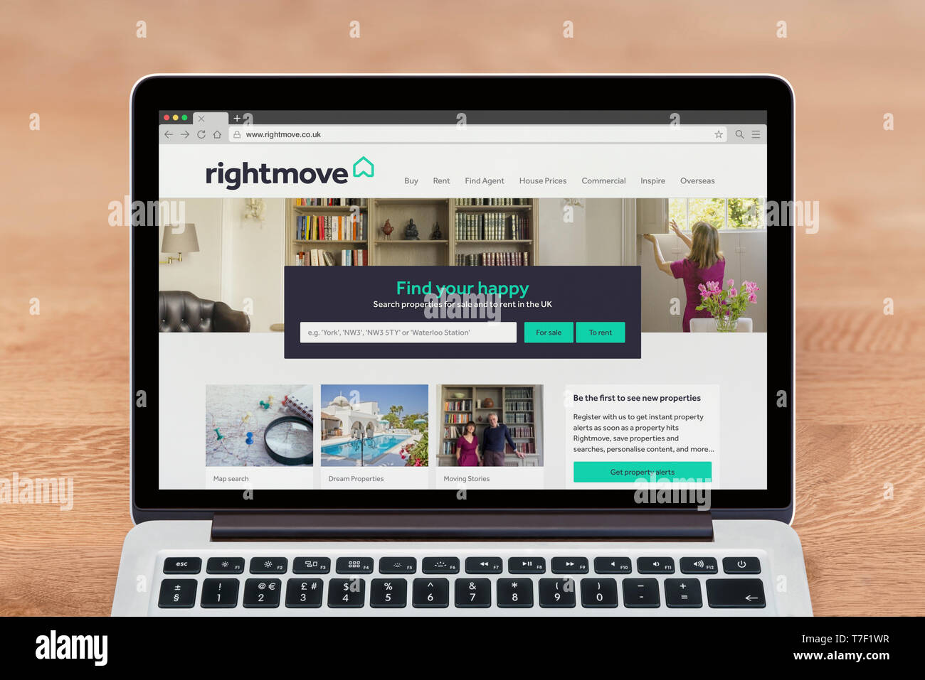 Ein Apple Macbook zeigt die Rightmove Website (nur redaktionelle Nutzung). Stockfoto Ein Apple Macbook zeigt die Rightmove Website (nur redaktionelle Nutzung). Stockfoto
