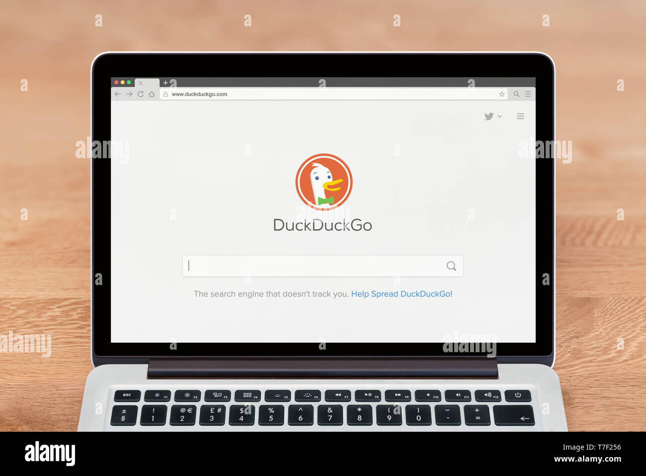 Ein Apple Macbook zeigt die DuckDuckGo Website (nur redaktionelle Nutzung). Stockfoto
