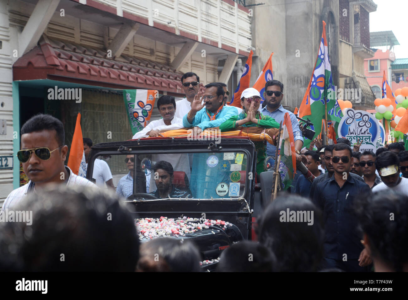 Kolkata, Indien. 05 Mai, 2019. Trinamool Congress oder t.m.c. Kandidat für den Wahlkreis Jadavpur Lok Sabha, Mimi Chakraborty (rechts) begrüßt die Menschen im Wahlkampf vor der Lok Sabha Umfrage. Credit: Saikat Paul/Pacific Press/Alamy leben Nachrichten Stockfoto