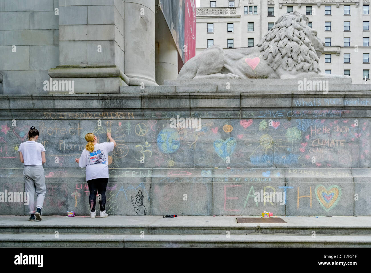 Teens machen Kreidezeichnung, Sustainabiliteens Climate Strike. Um gegen mangelnde Maßnahmen gegen den Klimawandel zu protestieren, Vancouver Art Gallery, Vancouver, BC Stockfoto