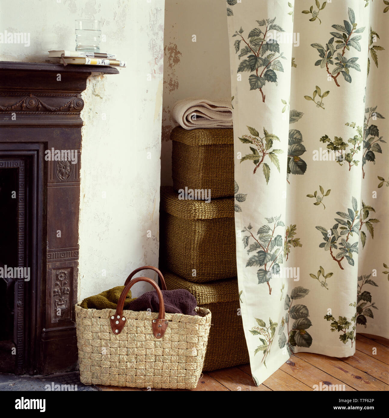 Raffia Korb neben Vorhang verbergen Sisal Aufbewahrungskörbe Stockfoto