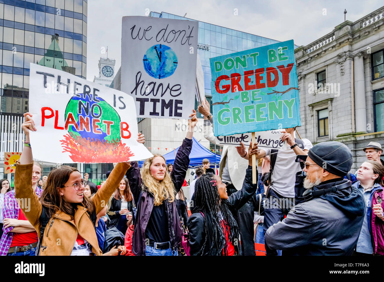 Sustainabiliteens Klima Streik. Schüler überspringen Schule und Protest Mangel an Maßnahmen zur Bekämpfung des Klimawandels, Vancouver Art Gallery, Vancouver, British Columb Stockfoto