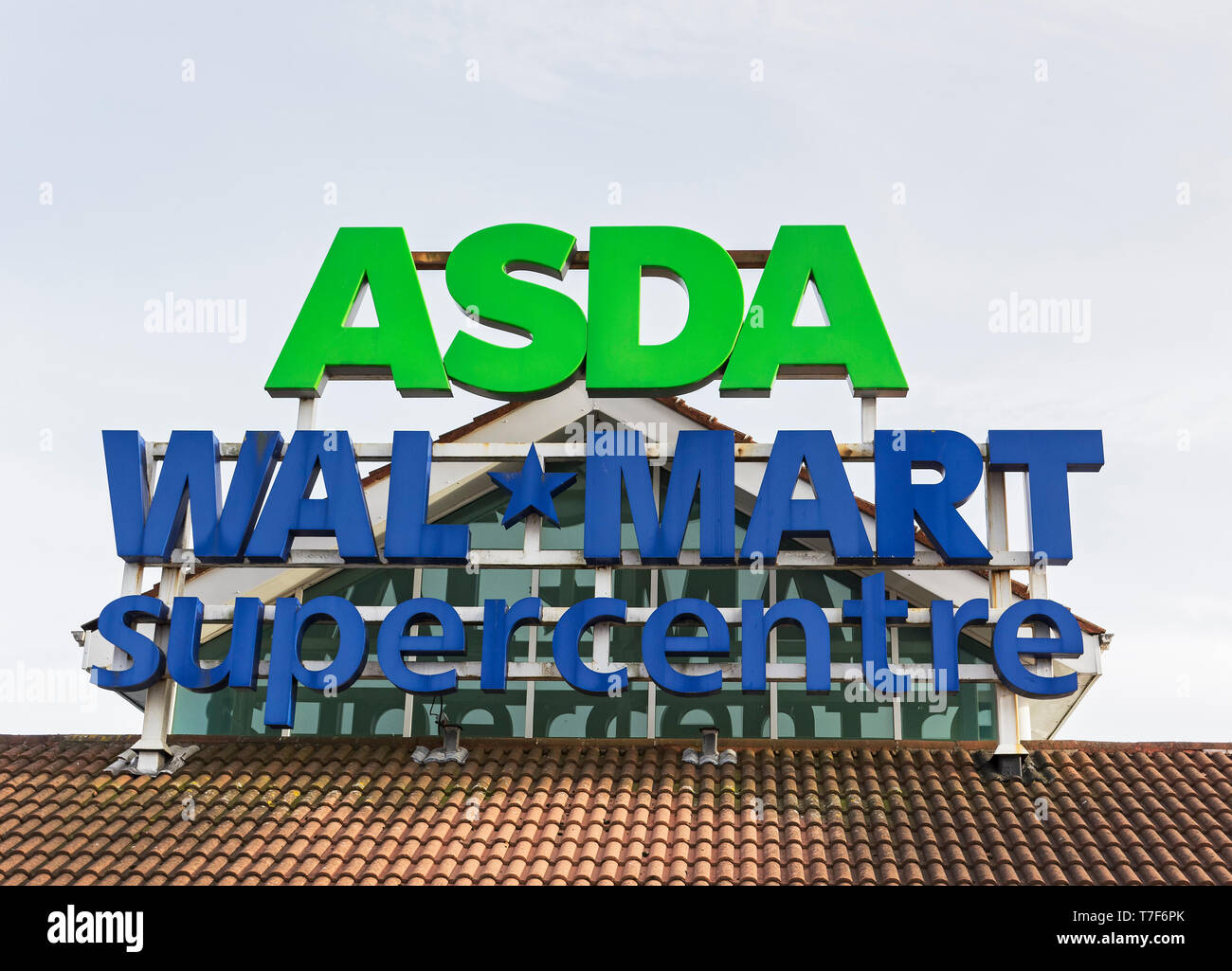 Asda, Walmart, superstore Zeichen mit einem UK Supermarkt. Stockfoto