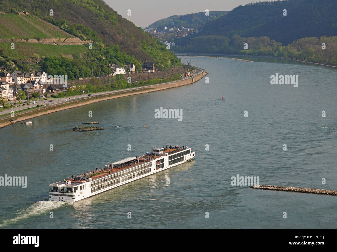 Viking River Cruises lange Schiff Baldur auf dem Rhein bei Assmannshausen, Deutschland. Stockfoto