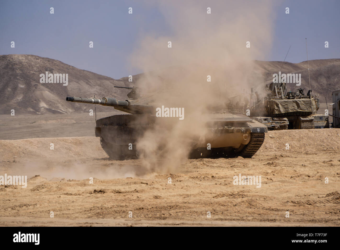 Southern District, Israel - 10 April, 2019: Panzer der israelischen Streitkräfte in der Wüste, der an einem sonnigen Tag. Stockfoto