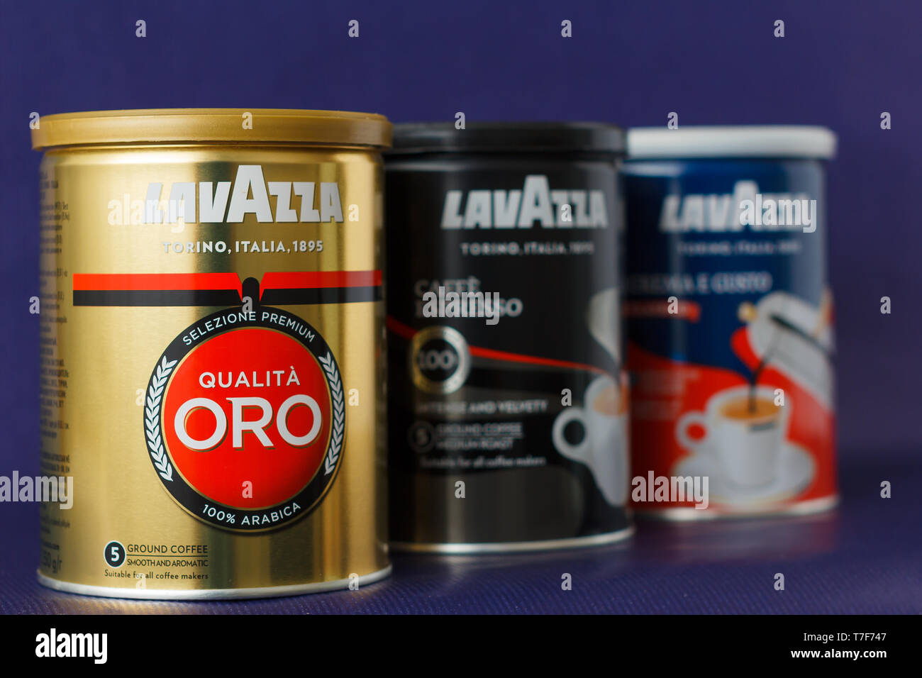 TURIN, Italien - 2. Mai 2019: Lavazza Kaffee Glas auf dem violetten Hintergrund. Andere Art und Geschmack von Lavazza Kaffee in Paket, TURIN, ITALIEN. Eine illust Stockfoto