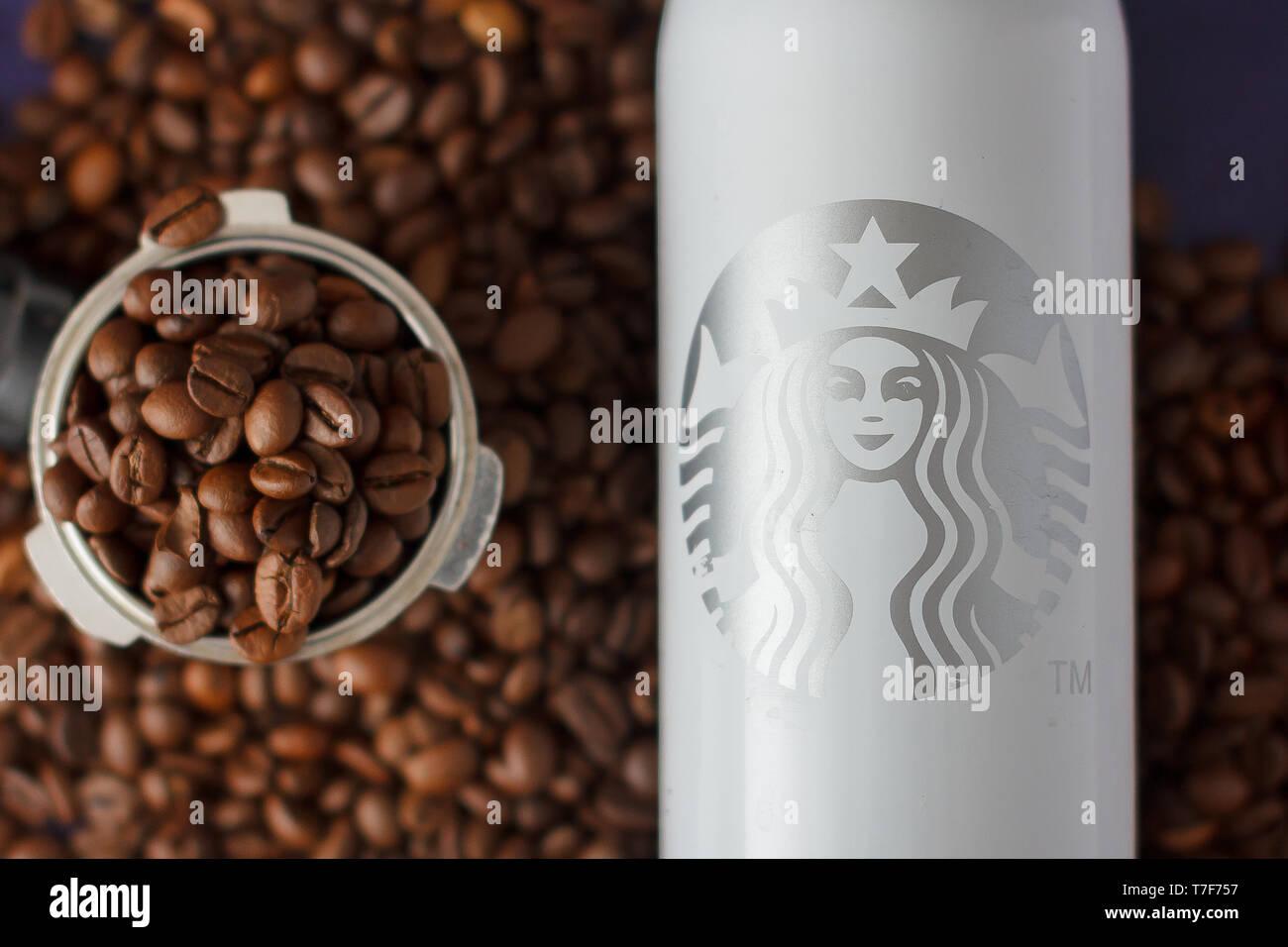 SAN FRANCISCO, USA - 26. April 2019: In der Nähe bis zu Starbucks Thermos Cup, Isolierflaschen und Kaffee Tamper auf den Kaffee Hintergrund, San Francisco, Califor Stockfoto