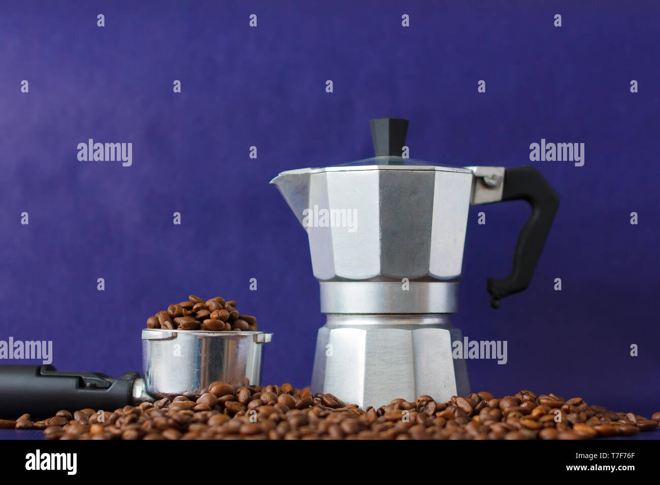 Verschiedene Methoden der Kaffeezubereitung auf dem violetten Hintergrund. Moka Topf vs/manipulieren. Stockfoto