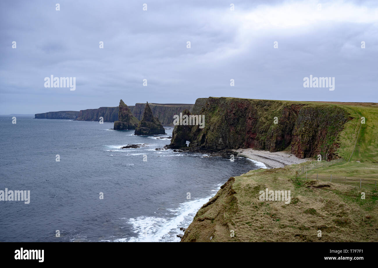Blick auf Duncansby Stapeln in Caithness, Schottland Stockfoto