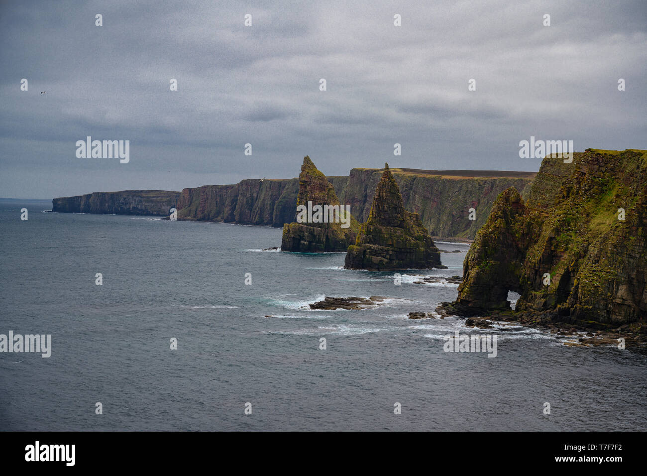 Blick auf Duncansby Stapeln in Caithness, Schottland Stockfoto