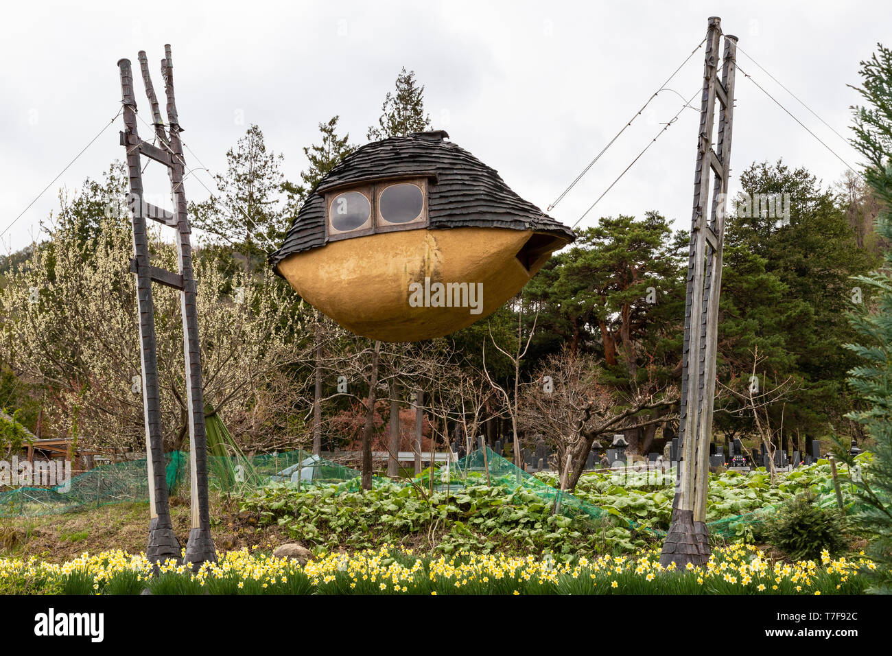 Die fliegender Schlamm Boot ist eine geheimnisvolle Gebäude mit Bäume ragen aus dem Dach. Die vier hervorstehende Holzsäulen aus vor Ort gefertigten Bäume, Stockfoto