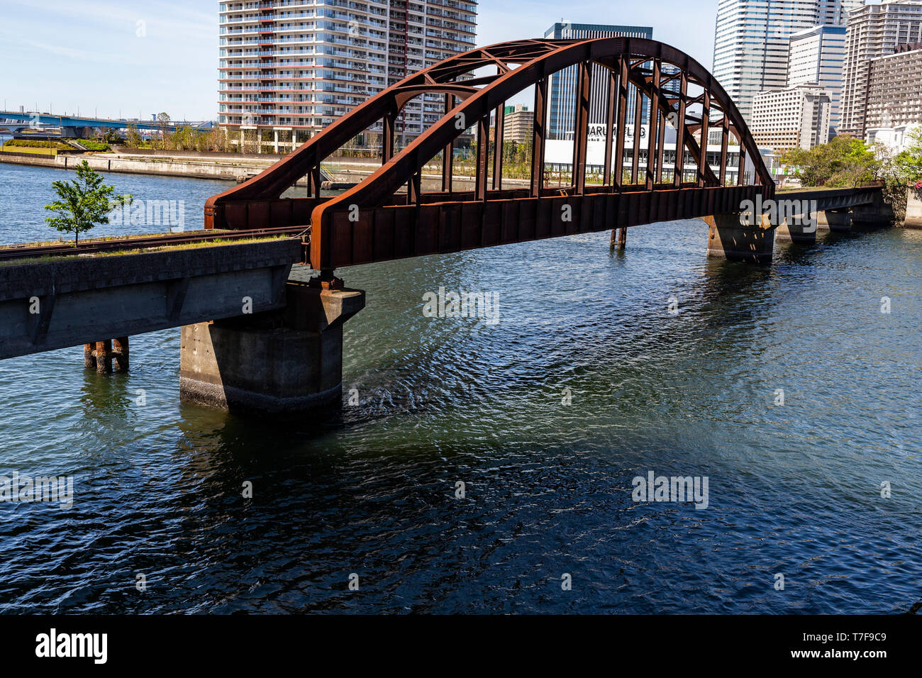 Der Punkt, dass bridhge überschritten wurde eine Kohle Wharf einmal. Die berühmten harumi Brücke wurde 1989 aufgegeben und nie abgerissen, zu verrotten nach links und an der Merc Stockfoto