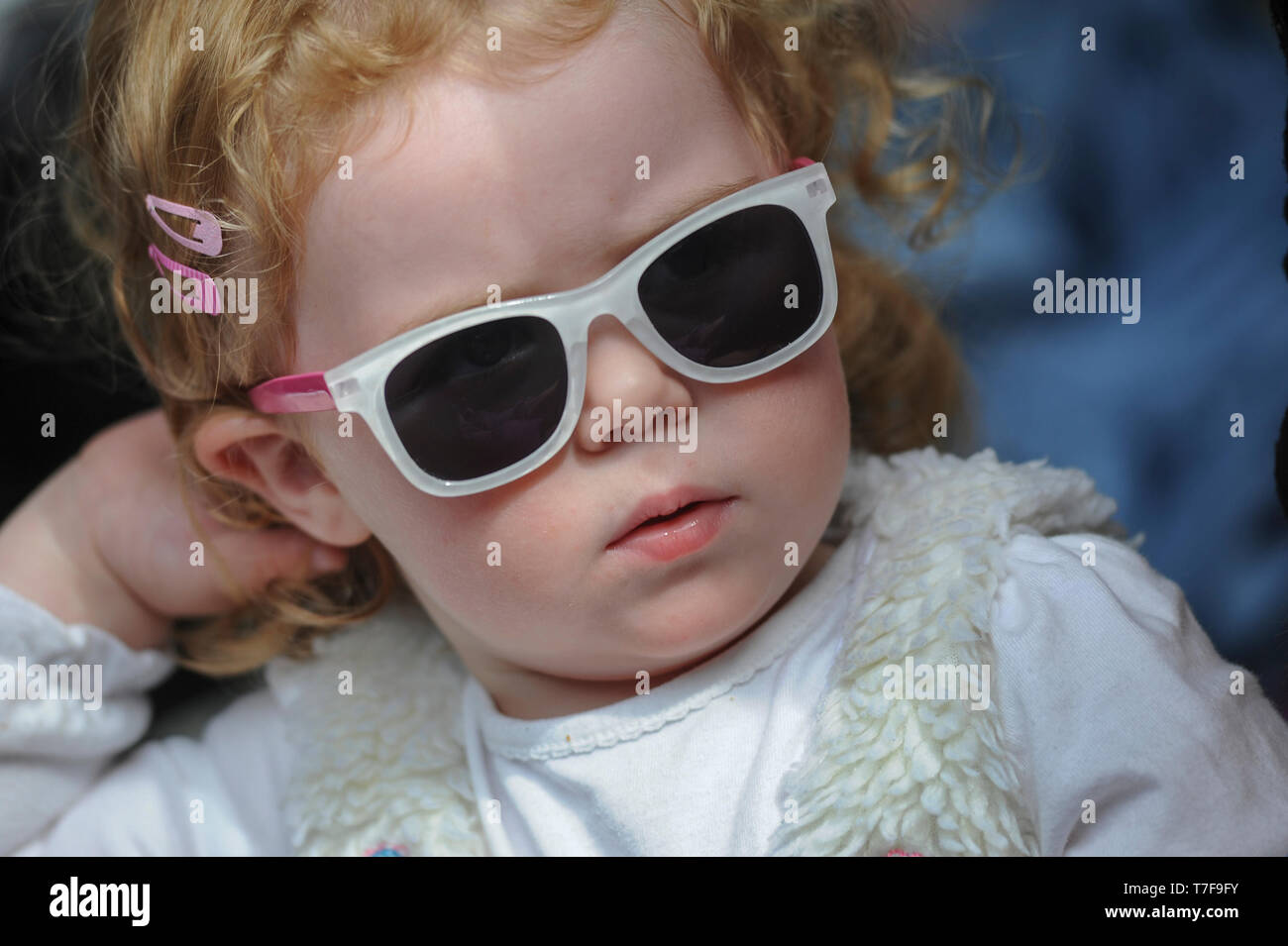 Stroud Fringe Festival 2014. Bank Stadium Gärten. Bild, Erin Clarke im Alter von 22 Monate kühl in ihre Sonnenbrille. Bild von Gavin Crilly Stockfoto