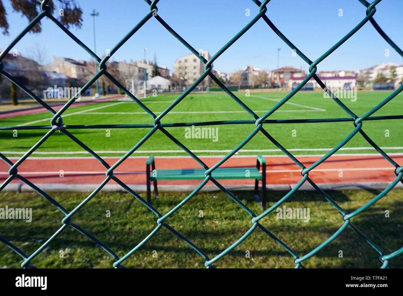 Grüner Draht Zaun am Fußballplatz Nähe zu sehen. Stockfoto