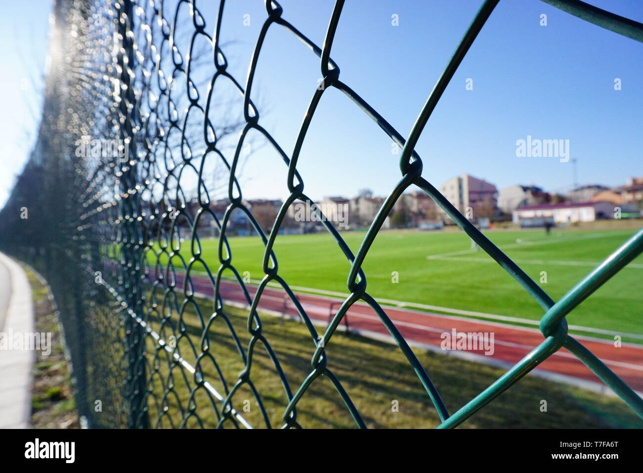 Grüner Draht Zaun am Fußballplatz Nähe zu sehen. Stockfoto