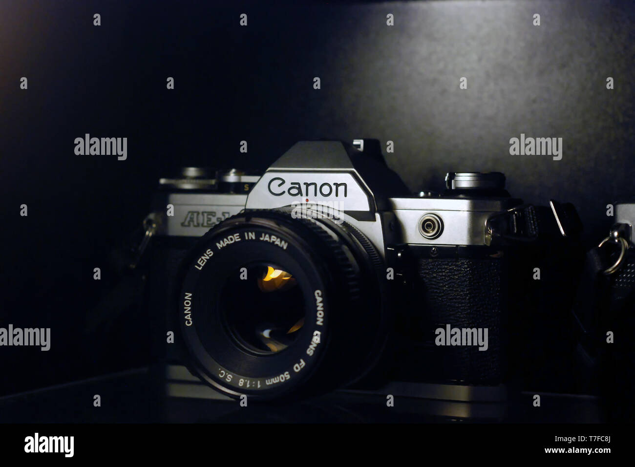 7. Januar 2013, Eskisehir, Türkei. Canon 35-mm-SLR-Kamera auf schwarzem Hintergrund Stockfoto
