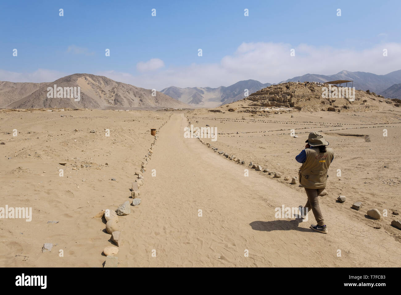 Führung durch die archäologische Stätte der Heiligen Stadt von Caral in Barranca Provinz, Region Lima, Peru Stockfoto